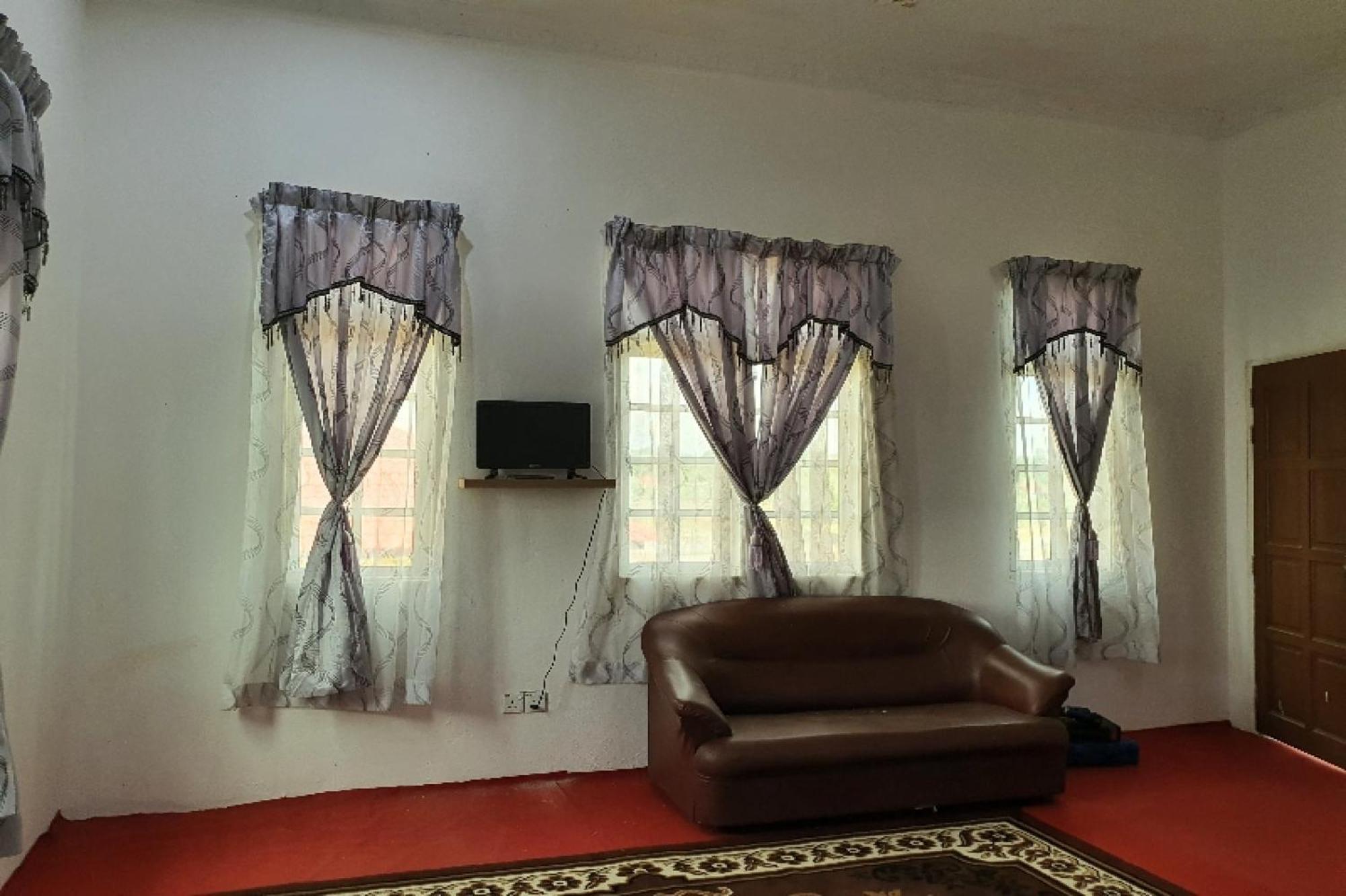 Oyo 90723 Leaf Guest Kk