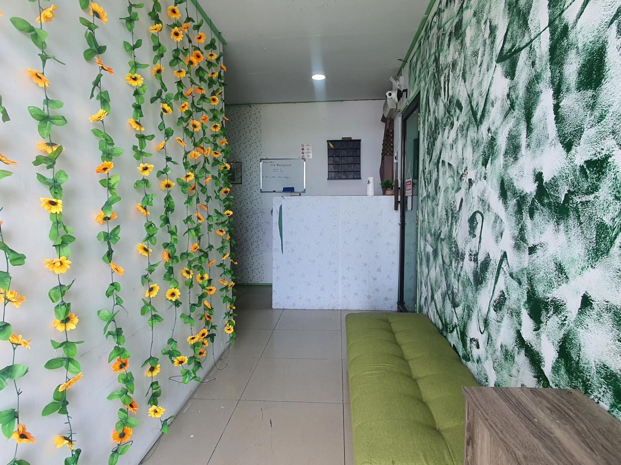 Oyo 90723 Leaf Guest Kk Guest house 2*